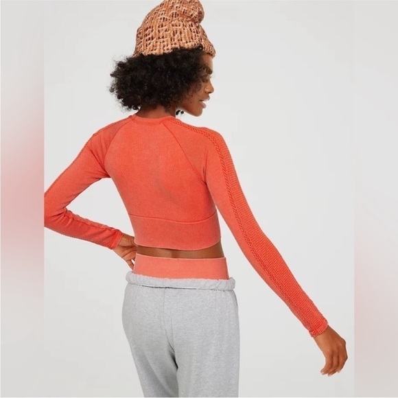 Aerie Offline Big Chill Seamless Long Sleeve Crop Shirt - Picture 3 of 8